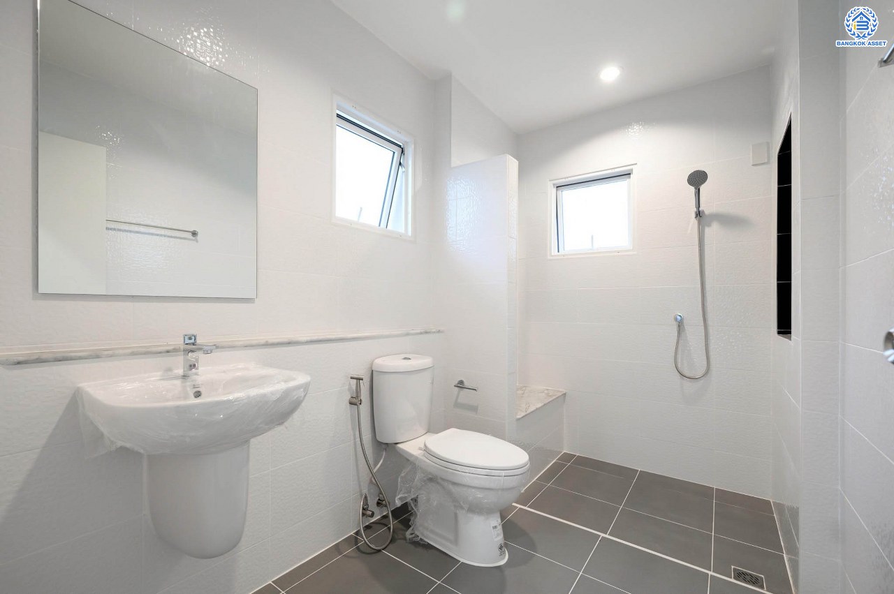 บ้านมือสองตกแต่งใหม่ โครงการ ชวนชื่นโมดัส แจ้งวัฒนะ เนื้อที่ 51.6 ตร.ว. ฟังก์ชัน 3 ห้องนอน 3 ห้องน้ำ จอดรถได้ 2 คัน รองรับทุกการอยู่อาศัย บนทำเลเดินทางเข้า-ออกเมืองสะดวก เชื่อมต่อถนนเลี่ยงเมืองปากเกร็ด, ถนนแจ้งวัฒนะ, ถนนติวานนท์ ใกล้รถไฟฟ้าสายสีชมพู "สถานีเลี่ยงเมืองปากเกร็ด" ทางด่วน "แจ้งวัฒนะ" และเซ็นทรัล แจ้งวัฒนะ